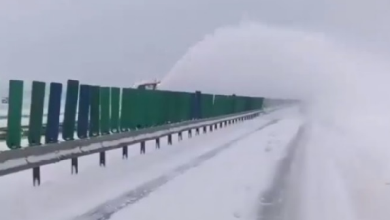  VIDEO Imagini virale de pe autostrada A2. Drumarii aruncă zăpada peste mașini, de pe o bandă pe alta