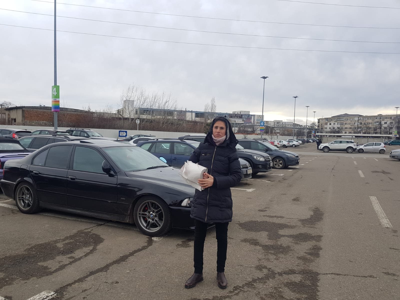  Ea a găsit 20.000 euro în parcarea unui mare magazin! „Cum să-i iau? Nu i-am muncit“