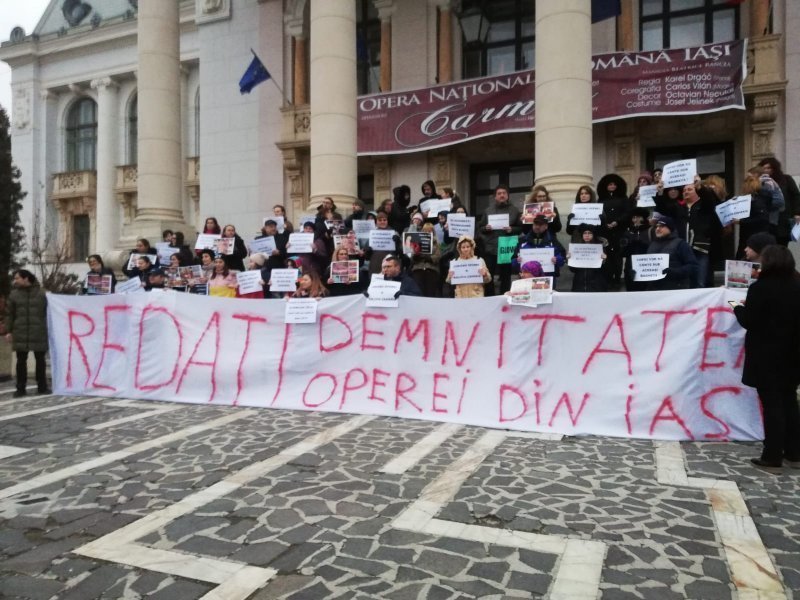  Un nou protest în speranța reangajării dirijoarei Corului de Copii „Juniorii Operei”