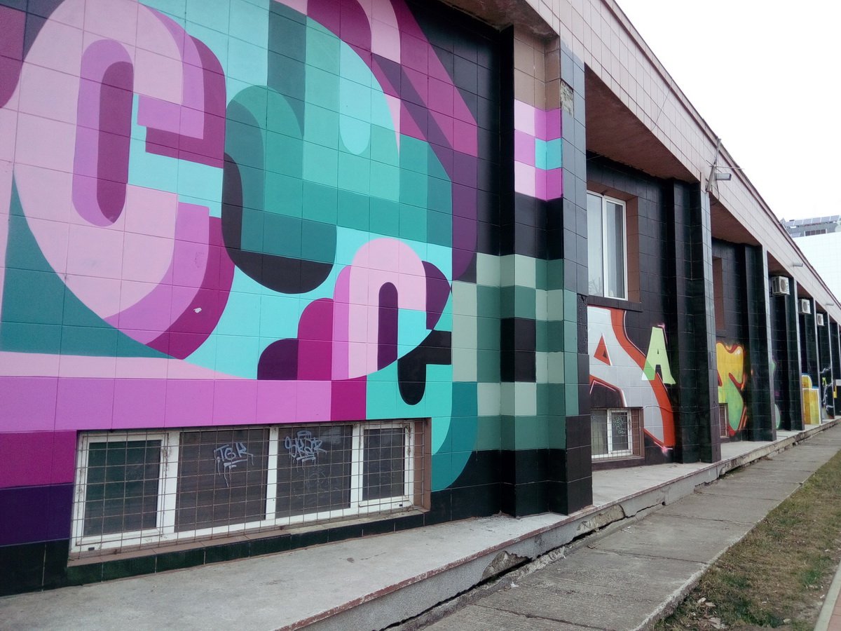  FOTO: O clădire cunoscută din Iași a devenit „pânză” pentru artiștii stradali