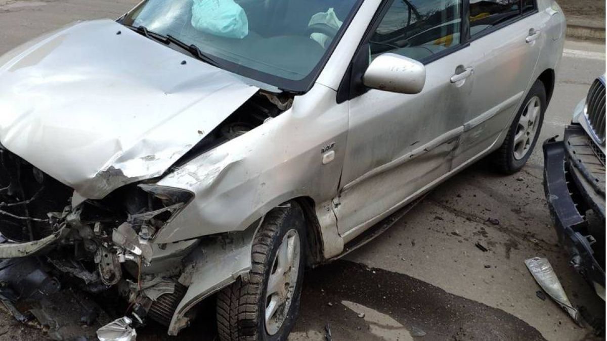  Un individ beat a făcut praf trei maşini în cartierul Dacia, iar un altul a intrat cu BMW-ul într-un copac