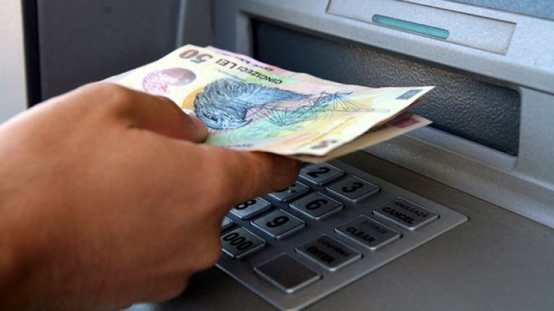 Un bărbat s-a electrocutat când scotea bani de la un bancomat