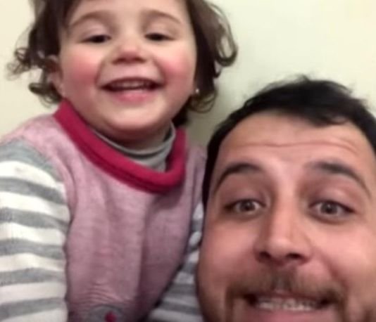  (VIDEO) Fetiţa care a învăţat să râdă la auzul bombardamentelor a scăpat din Siria