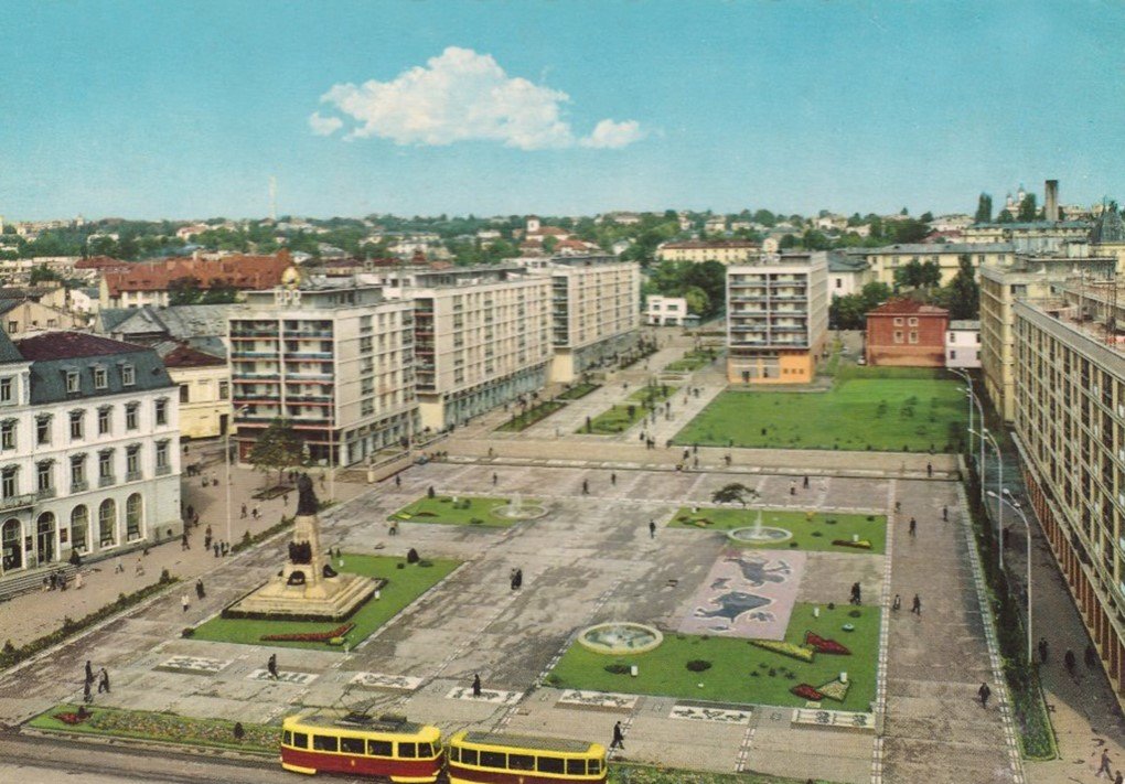  Câte repere cunoscute lipsesc din această imagine din Iași realizată în 1966?