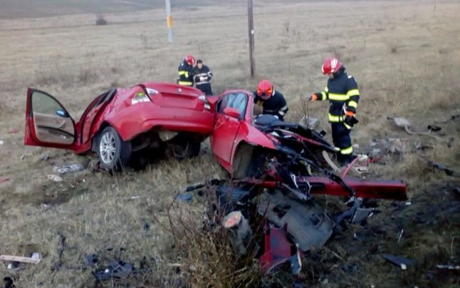  BMW rupt în două după ce a intrat într-un cap de pod, în apropiere de Bârlad. Volanul era pe dreapta