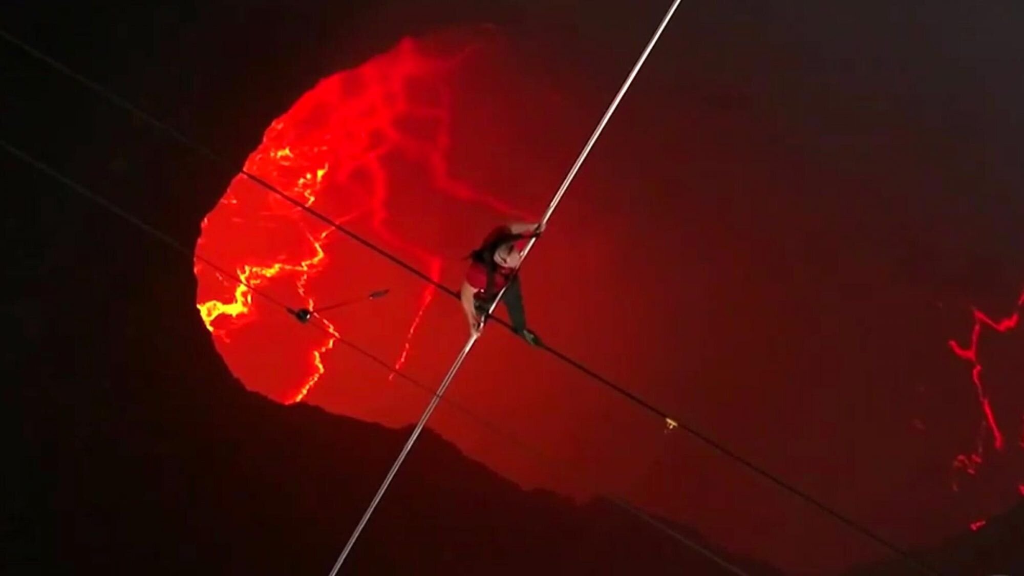  VIDEO: Cascadorie dusă la extrem: a mers pe sârmă deasupra unui vulcan activ