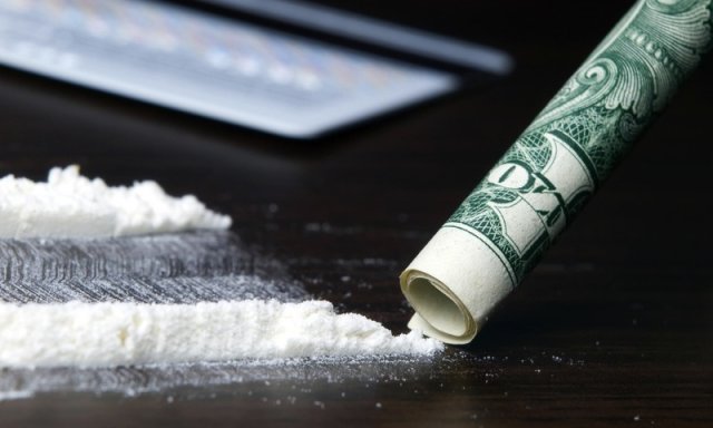  Mama şi-a adus copilul de 7 ani într-o combinaţie cu un kilogram de cocaină!