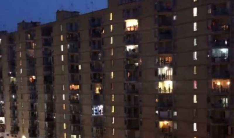  VIDEO: Italienii, plini de viață chiar dacă sunt blocați în case. Ies noaptea la balcoane și cântă în cor