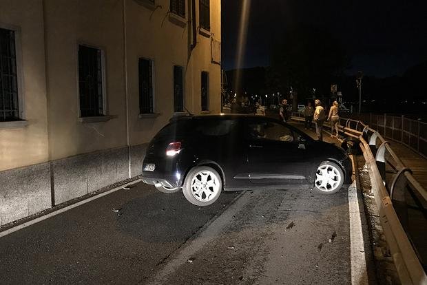  Român din Italia găsit mort în mașină, după ce a plecat mai devreme de la serviciu fiindcă îi era rău