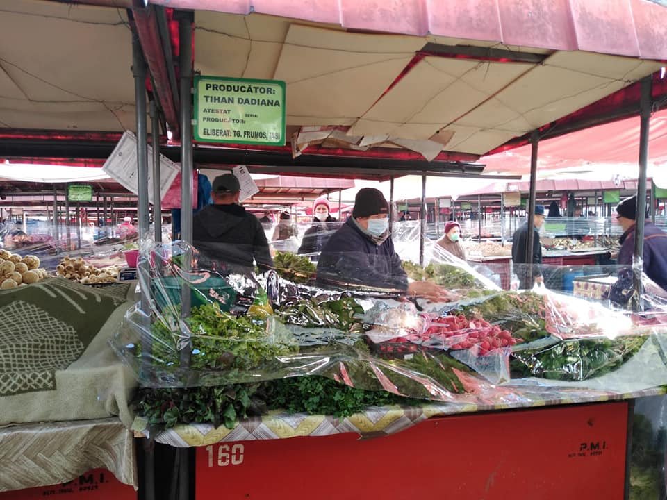  FOTO: Produsele din piețe, acoperite cu folii de nylon. Comercianții au măști