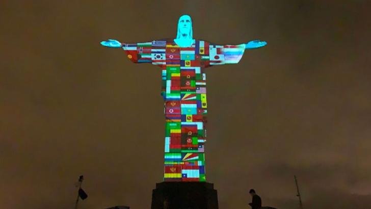  Drapelele celor 166 de țări infectate de coronavirus, proiectate pe statuia Hristos Mântuitorul din Rio de Janeiro