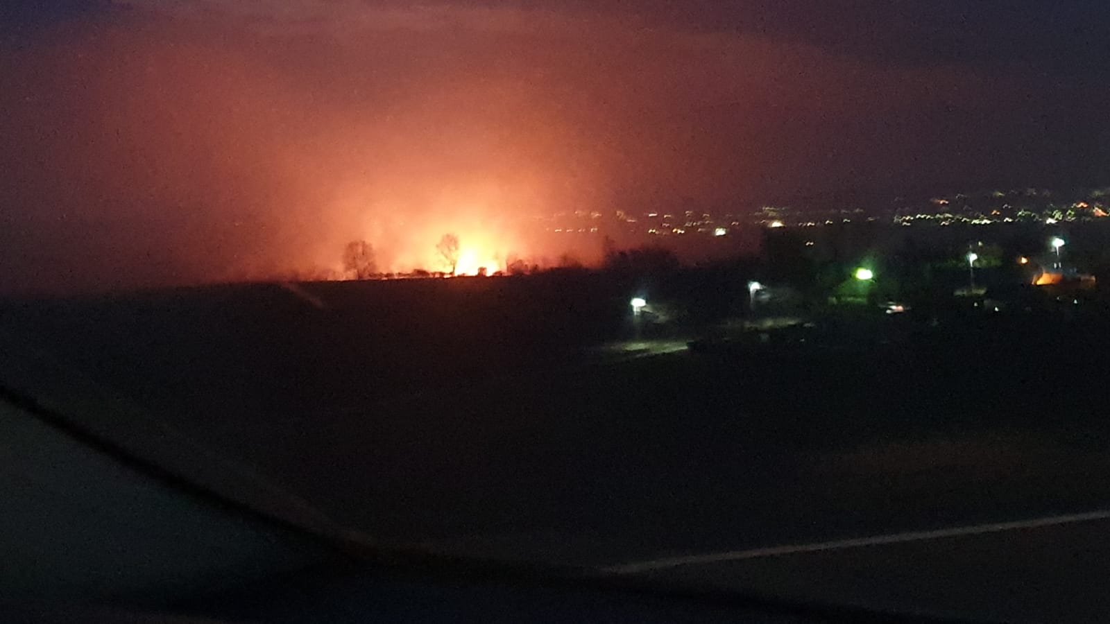  (FOTO) Incendiu puternic în apropiere de Paşcani. Drumul acoperit de fum