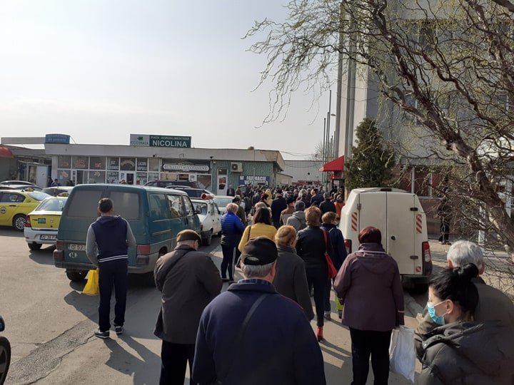  FOTO: Oamenii stau buluc să intre în piață. Nu respectă regulile nici cu Poliția de față