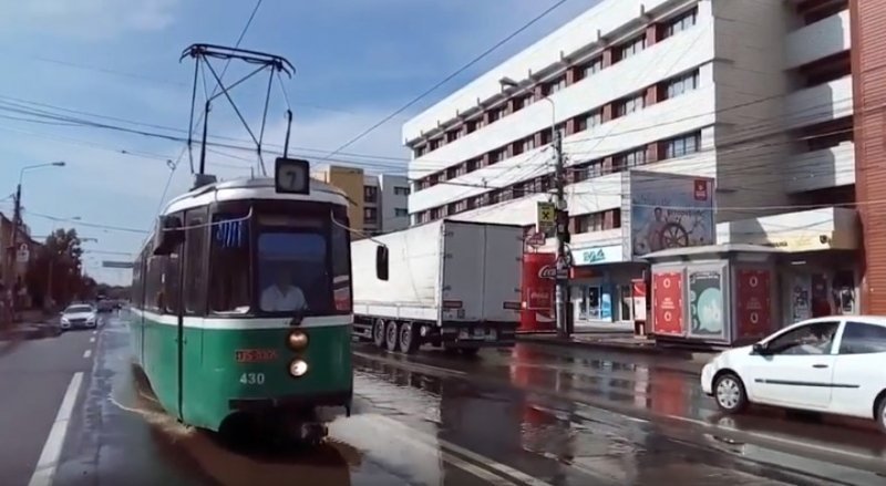  Apare prima bandă dedicată pentru tramvai delimitată cu butoni stradali solari