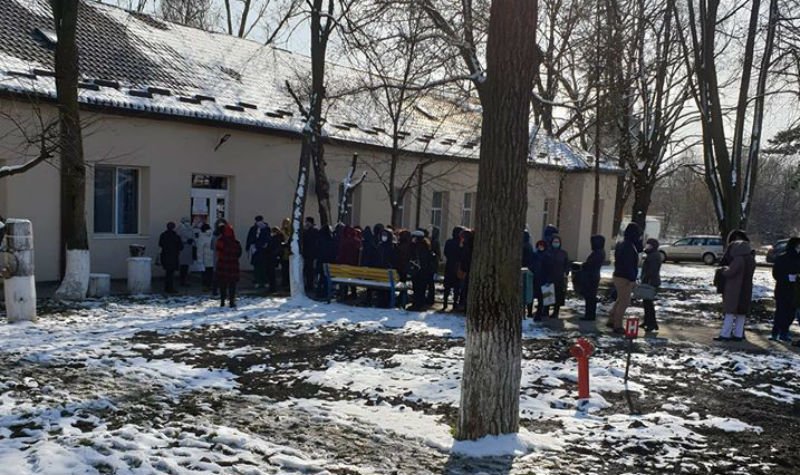  Zeci de medici și asistente din Suveava, ținuti la coadă în zăpadă pentru testare. 72 sunt infectați