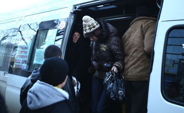  În plină epidemie, un şofer de microbuz a băgat 36 de oameni pe 21 de locuri