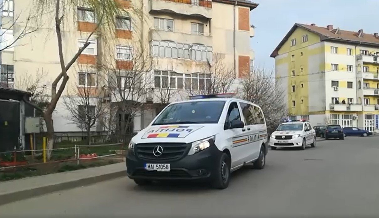  VIDEO: Poliţia patrulează cu maşinile prin unele oraşe cu imnul în megafoane