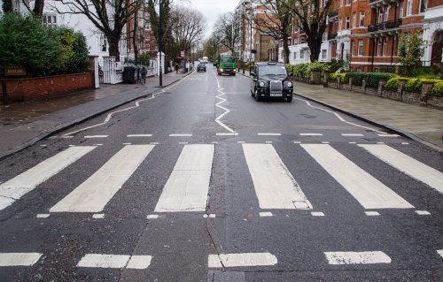  Londra a profitat de izolare pentru a revopsi emblematica trecere de pietoni de pe Abbey Road