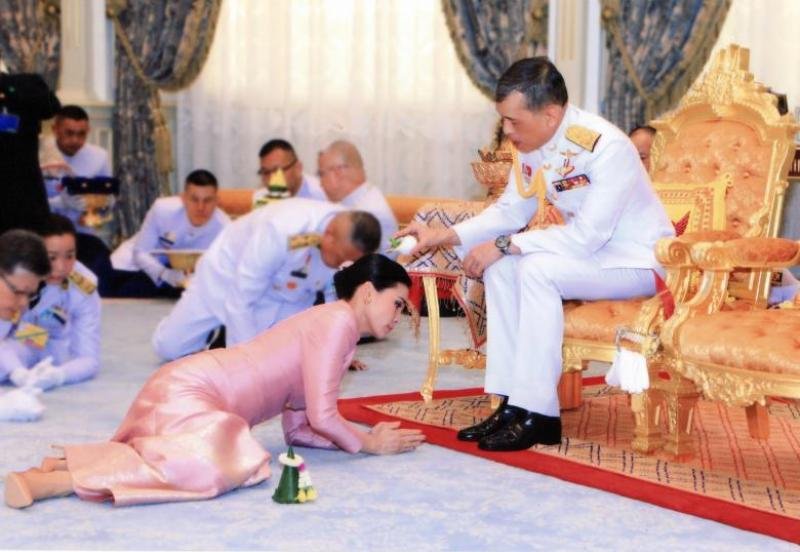  Regele Thailandei s-a izolat într-un hotel din Germania alături de 20 de femei