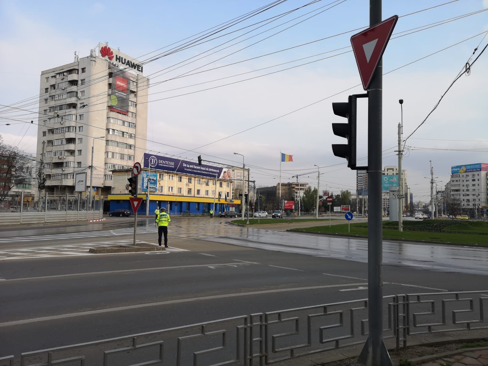 Au pornit noile semafoare instalate în rondul Podu Roș. Polițiștii păzesc zona