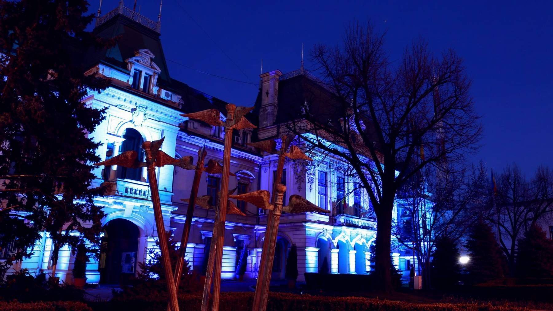  Clădiri iluminate în albastru, de Ziua Internaţională a Conştientizării Autismului