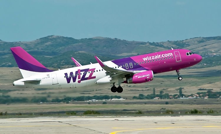  Wizz Air suspendă, de duminică, rutele între România şi Marea Britanie, Elveţia şi Olanda