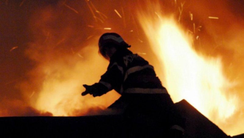  Incendiu de vegetație extins peste casa a doi pensionari, la Tomești