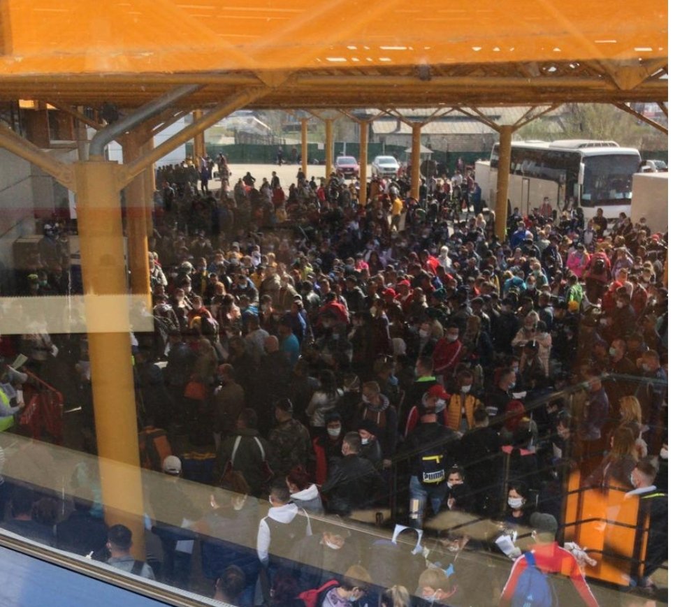  (VIDEO) Aproape 2.000 de oameni care pleacă la muncă în Germania s-au înghesuit pe aeroportul din Cluj