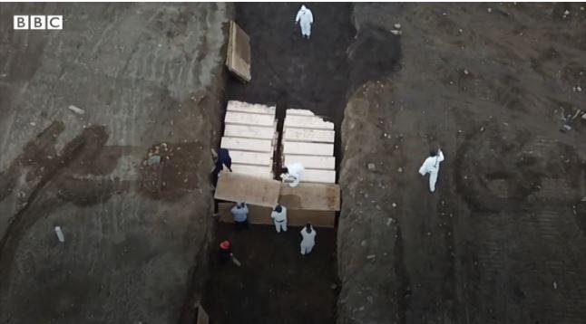  Imagini cu sicrie îngropate într-o groapă comună, surprinse în New York