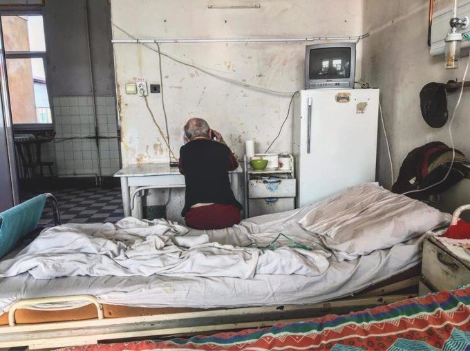  Arad: O pacientă ar fi fost lăsată în salon 6 ore cu o persoană decedată