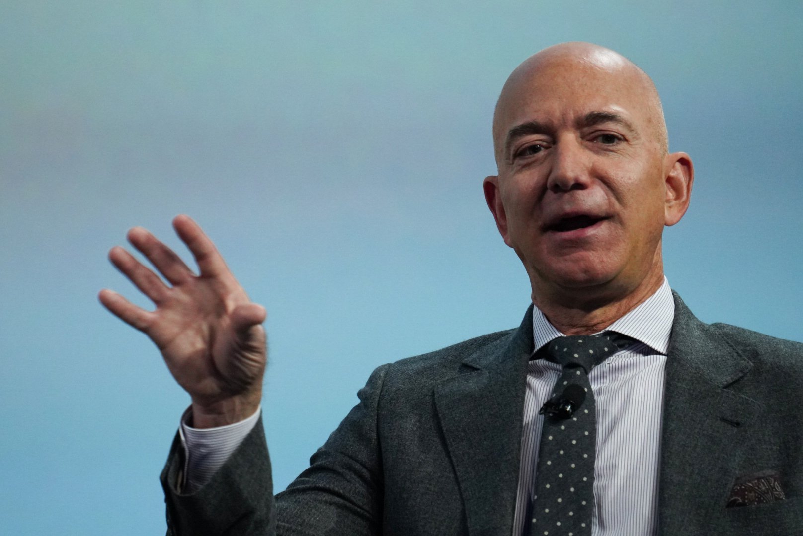  Acţiunile Amazon au atins un nivel istoric. Averea lui Jeff Bezos a urcat la 137 de miliarde de dolari