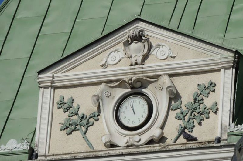  Știți unde este localizat acest ceas în Iași? Este pe frontispiciul unei clădiri celebre