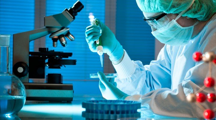  Cercetători: „Coronavirusul se refugiază în testicule, din acest motiv mor mai mulţi bărbaţi”