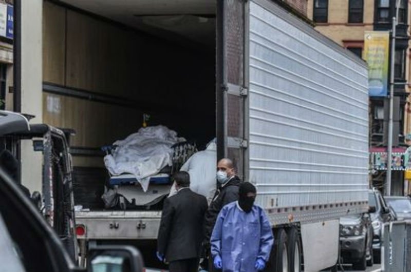  Zeci de cadavre descoperite în camioane frigorifice pe o stradă din New York