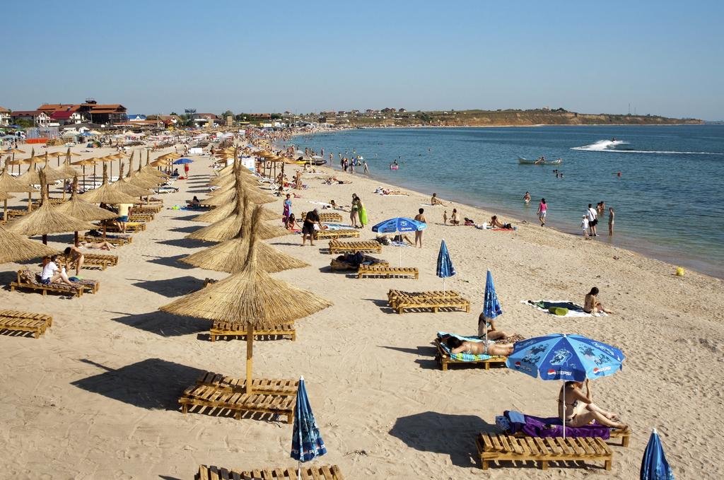  Ministru: Sper ca în iulie şi august să se poată face turism de litoral în România