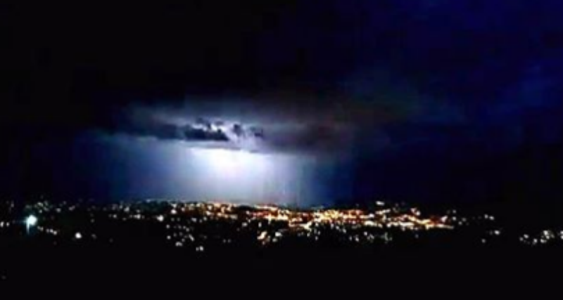  VIDEO: Ziua de 1 Mai a adus la Iași tunete, fulgere și vijelii. Filmare din Bucium