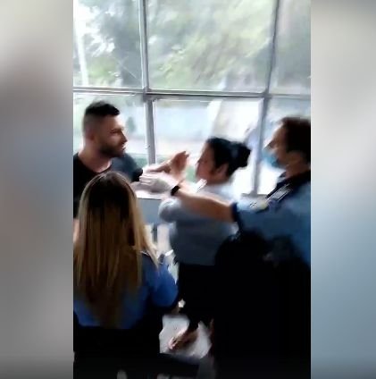  (VIDEO) Scandal între poliţişti şi un bărbat agresiv într-un bloc din Galaţi