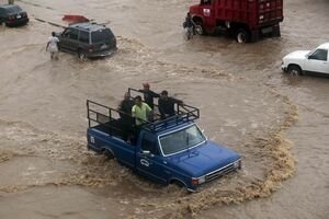  Cel puţin 21 de morţi în Mexic, prins între o furtună tropicală şi un uragan