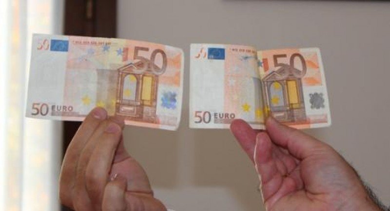  Bărbat, trimis în judecată după ce a cumpărat telefoane cu bancnote euro contrafăcute