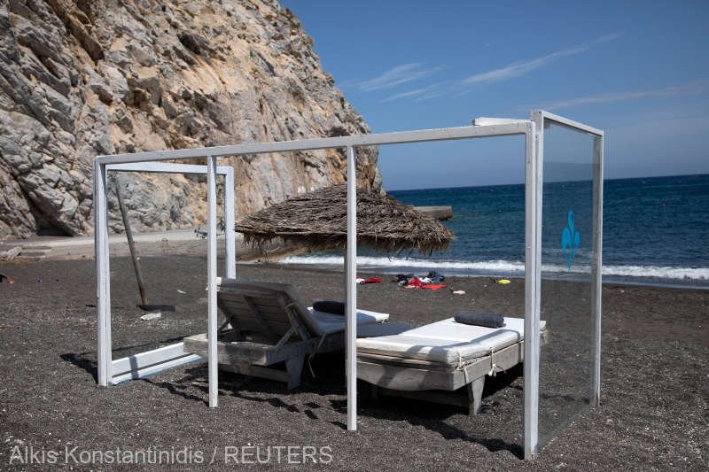  Panouri din plexiglas între şezlonguri, pe o plajă din Santorini