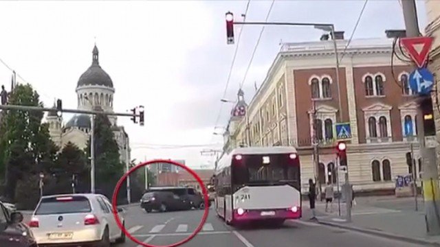  VIDEO: Dubă cu jandarmi aruncată din intersecție pe trotuar în urma unui accident