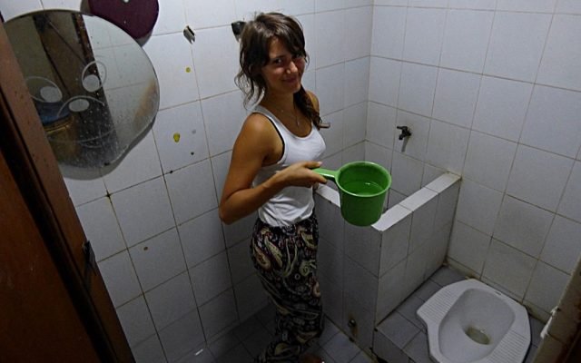  Indonezienii, obligaţi să cureţe toaletele publice dacă nu respectă distanţarea socială