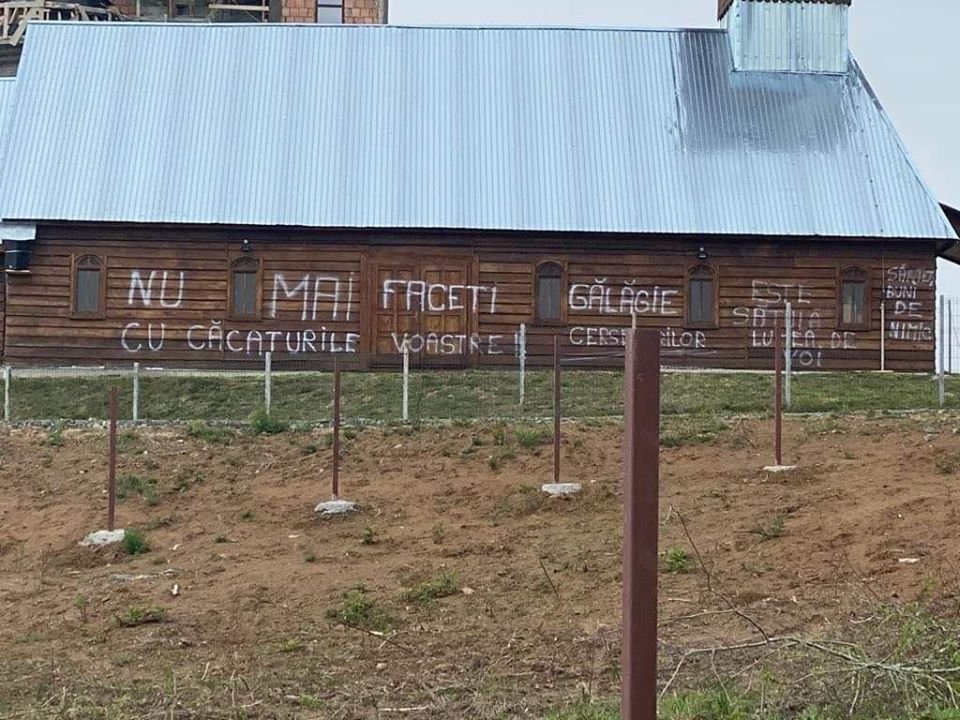  FOTO: Biserică vandalizată de un român sătul de slujbele transmise prin difuzoare