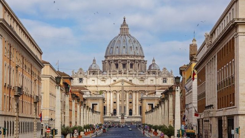  Bazilica Sfântul Petru din Roma se redeschide de luni pentru turişti după două luni de interdicţie