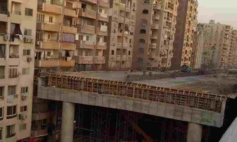  FOTO: Autostradă construită în mijlocul unei zone rezidențiale, în dreptul balcoanelor de la etaj, la 50 cm de blocuri