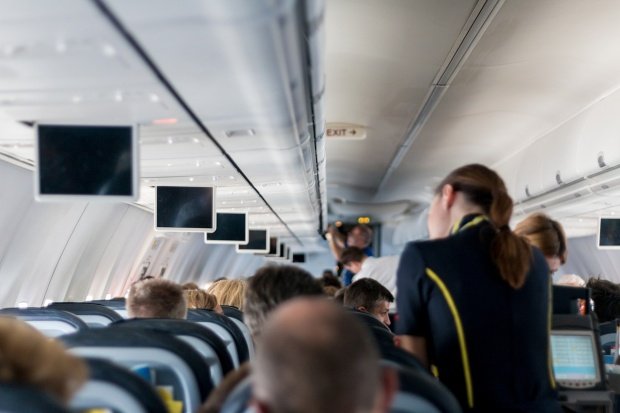  Reguli noi de călătorit cu avionul: grup familial, distanță între pasageri, fără reviste