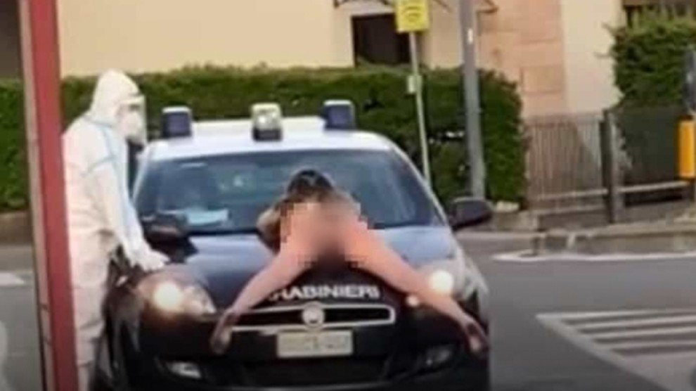  VIDEO: Protest sexy în Italia, pe mașina poliției