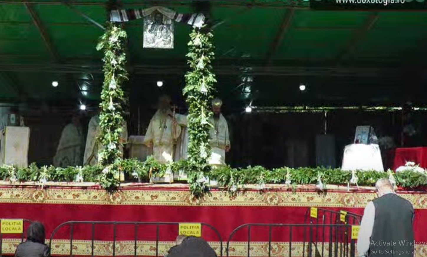  LIVE: Imagini de la slujba Sfintei Liturghii care precede înmormântarea lui IPS Părinte Pimen
