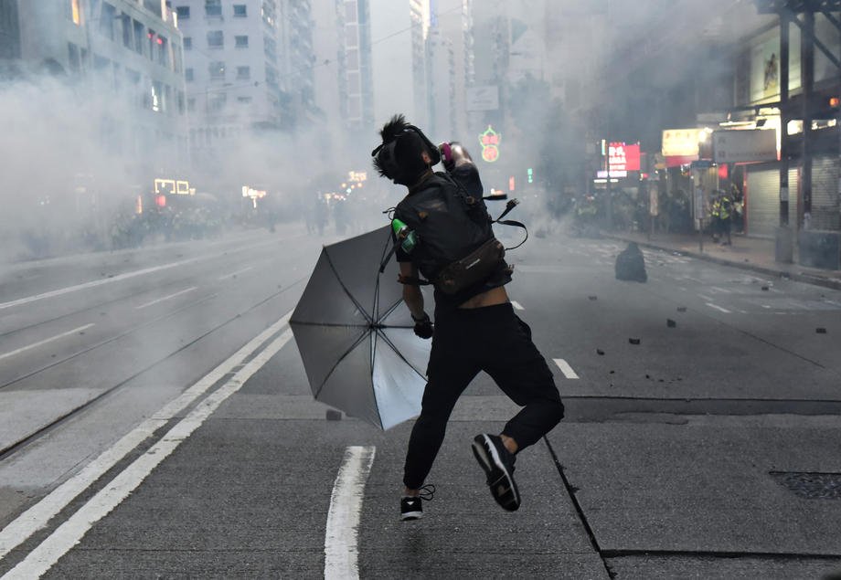  Proteste la Hong Kong din cauza legii securităţii naţionale. Poliţia a intervenit cu gaze lacrimogene