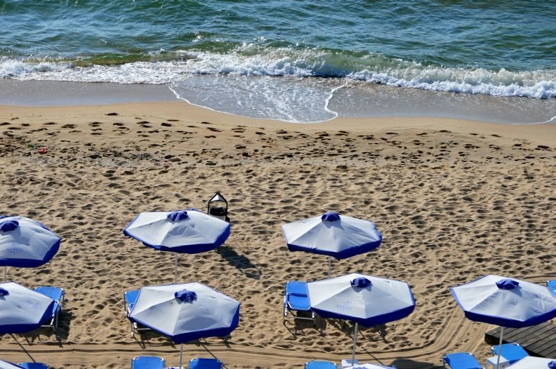  Bulgarii atrag turiștii oferindu-le șezlonguri și umbrele gratis